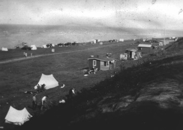 VED STRANDEN - LYSTRUP STRAND, nybyggere i 1940erne.jpg VED STRANDEN - LYSTRUP STRAND, nybyggere i 1940erne.jpg